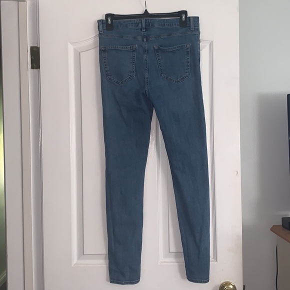 Forever 21 High-Rise Medium-Washed Skinny Jeans - Picture 2 of 4